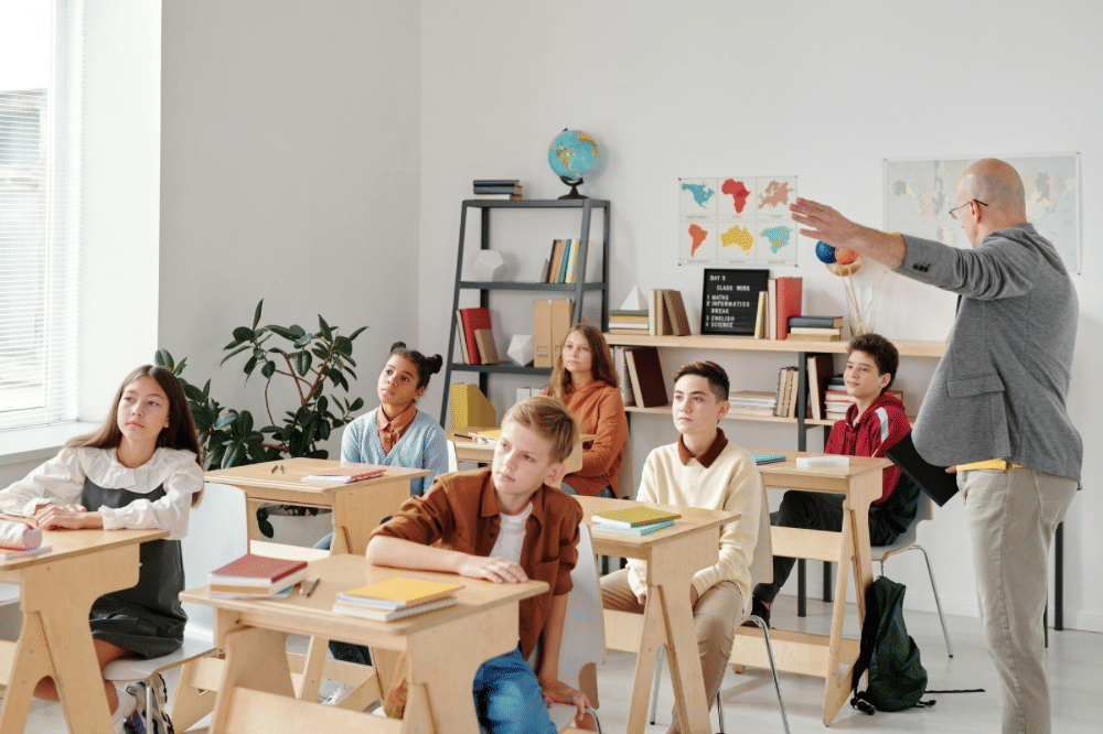 Para murid memperhatikan materi di kelas