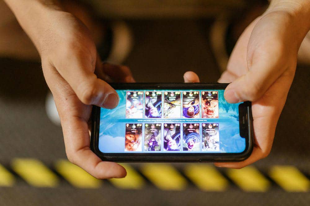 Anak-anak di Indonesia yang kecanduan gim online menurut KPAI