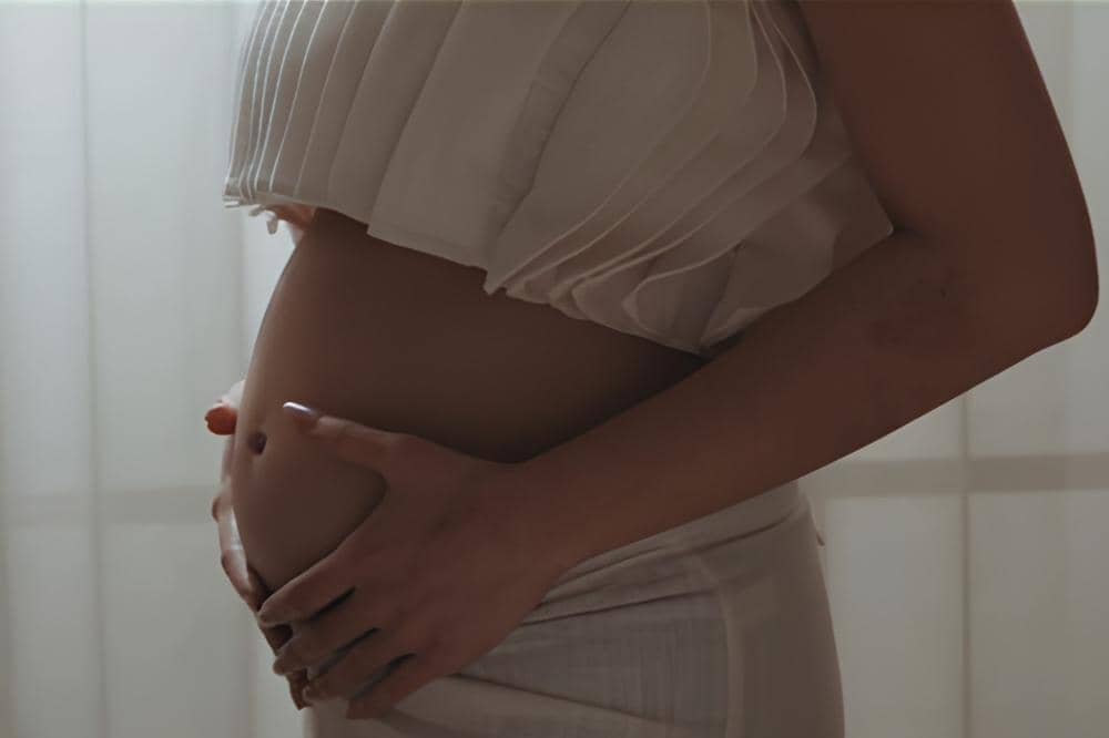 Debi percaya diri pamer baby bump yang semakin terlihat