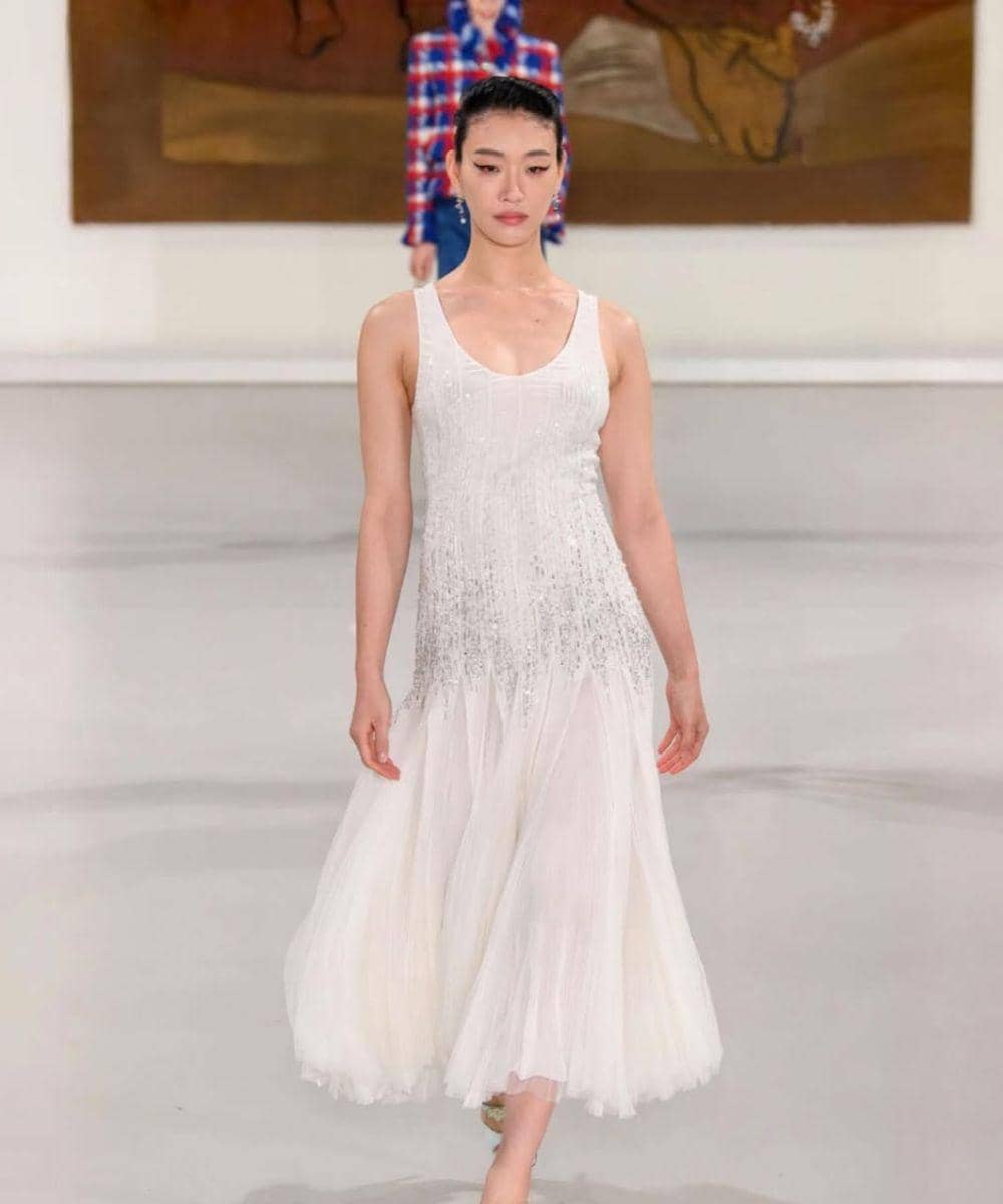 Model korea Sora Choi pamer baby bump di runway Chanel