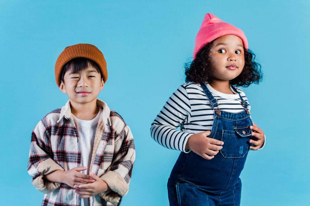 ilustrasi dua anak bermain
