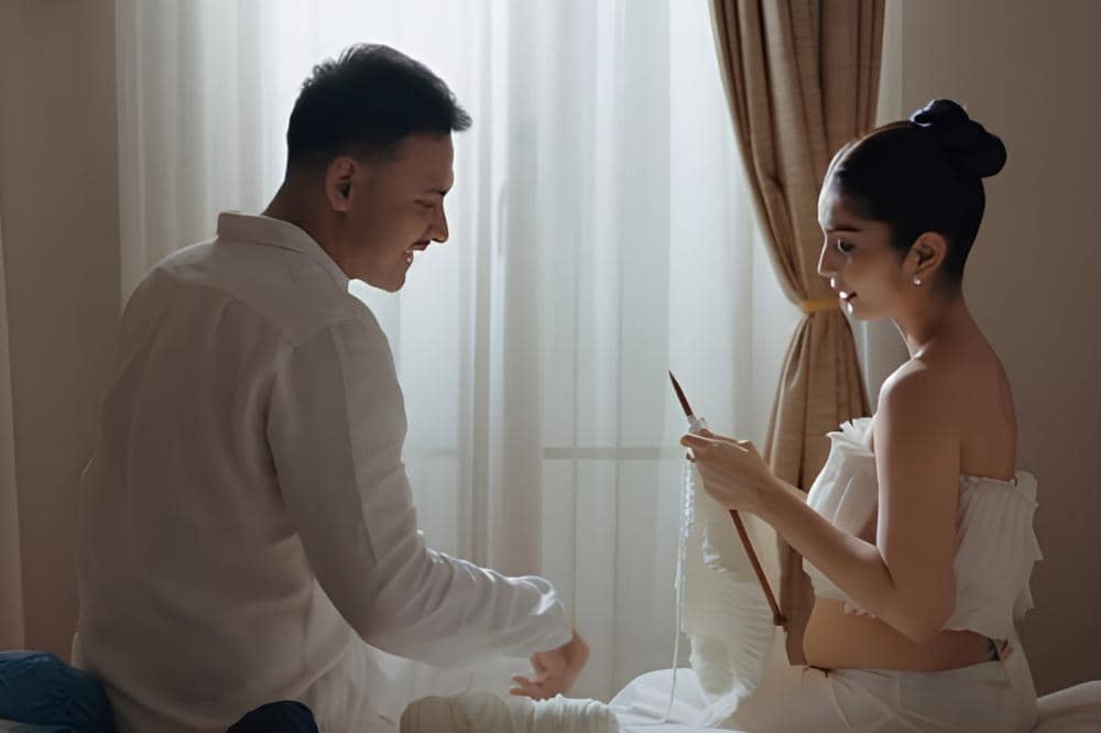 Debi bagikan momen gender reveal yang intim dan hangat