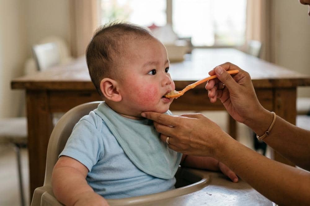 Pipi Bayi Merah setelah Makan? Ini Penyebabnya Kata Dokter