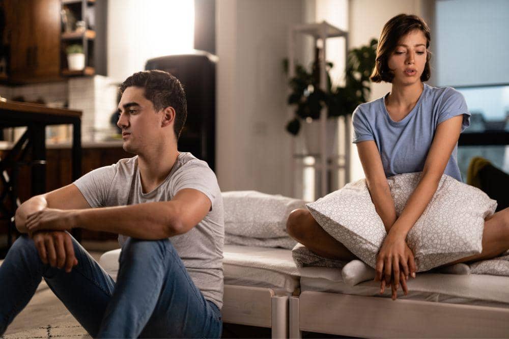 7 Kekurangan Menikah dengan Pasangan Introvert