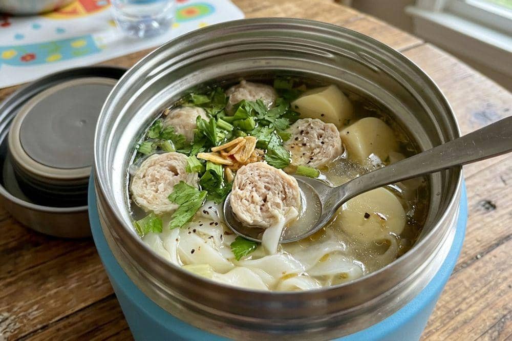 Sup kwetiau bakso ayam kuah bening untuk bekal anak