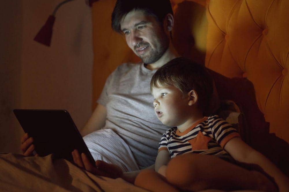 Larangan total paparan screen time untuk bayi di bawah 1 tahun