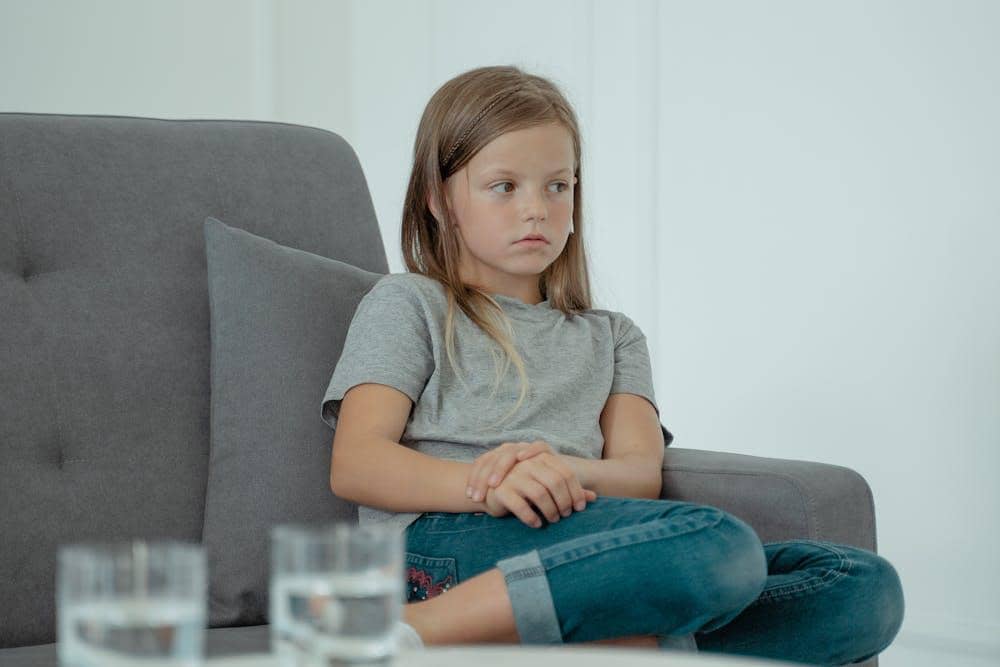 ilustrasi anak duduk di sofa