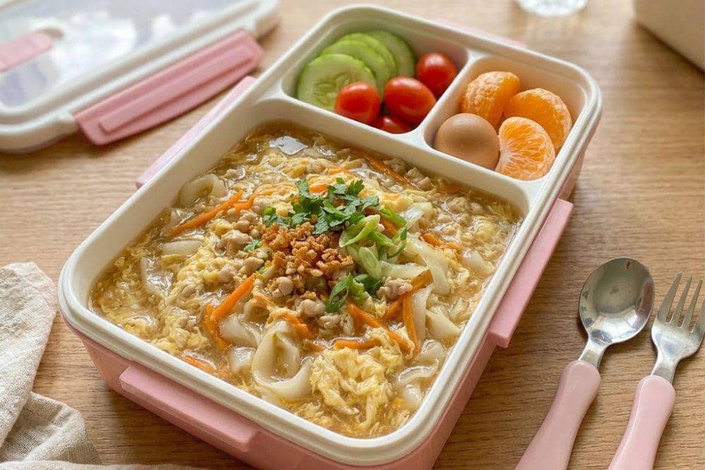 Kwetiau siram telur ala Tailand untuk bekal anak
