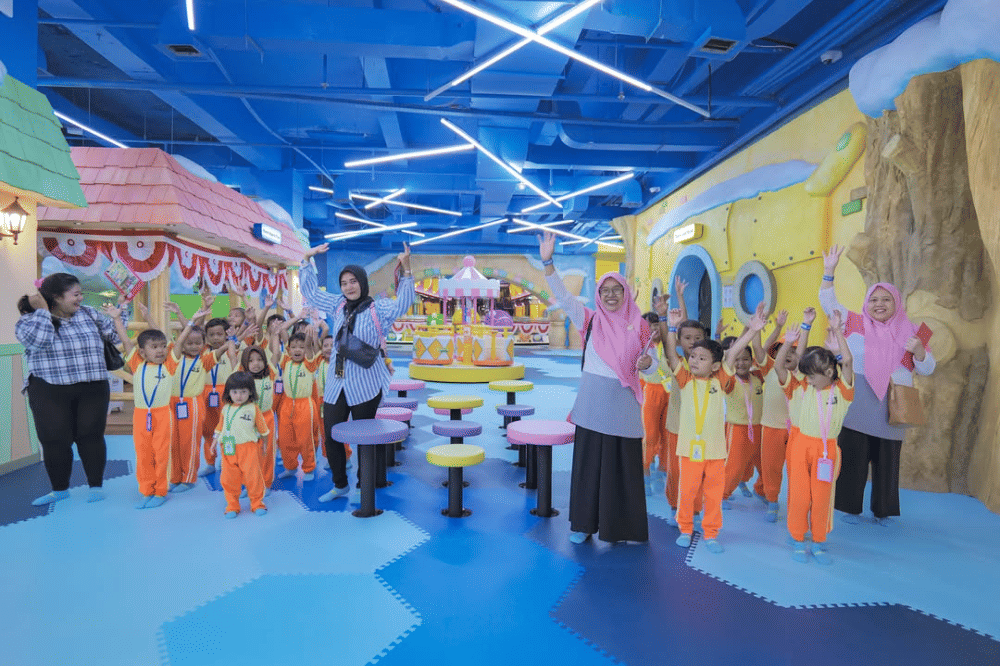 Anak anak bermain di playground