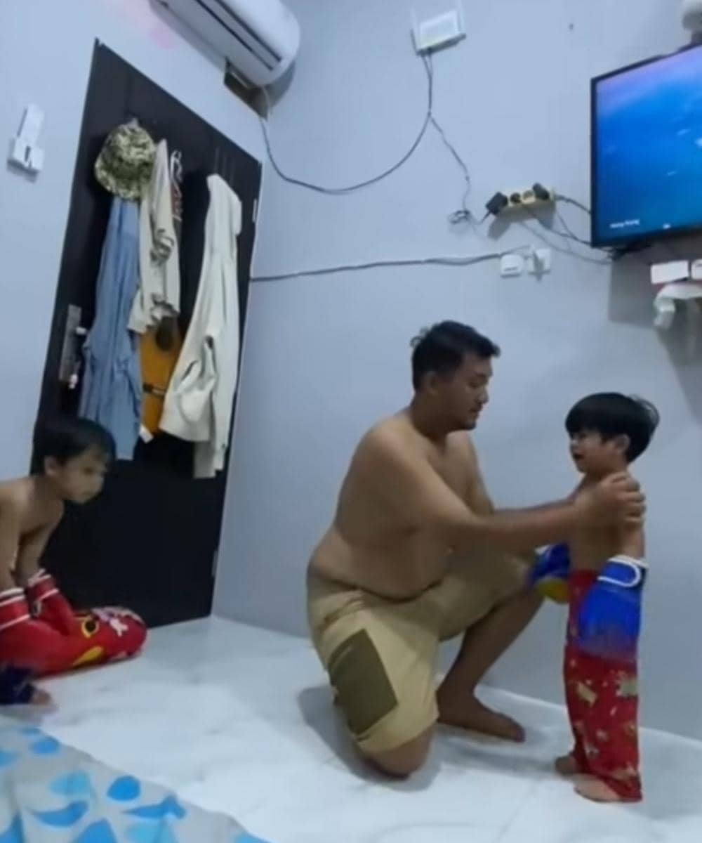 Sang Papa menengahi kedua anaknya yang sedang bertengkar menggunakan sarung tinju