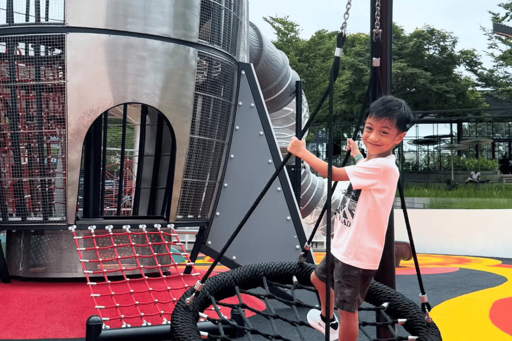 Seorang anak bermain di playground