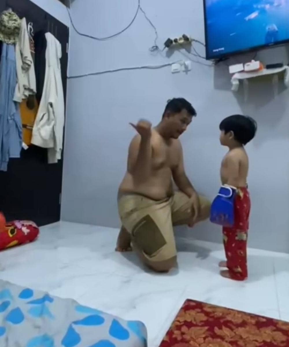Sang Papa menengahi kedua anaknya yang sedang bertengkar menggunakan sarung tinju