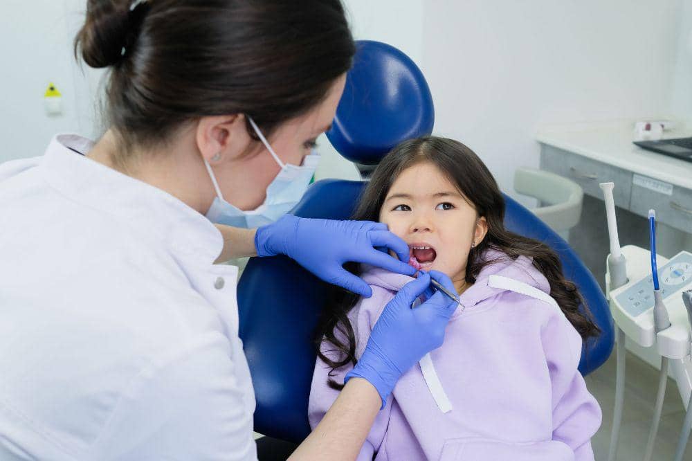 Anak memeriksa gigi ke dokter gigi