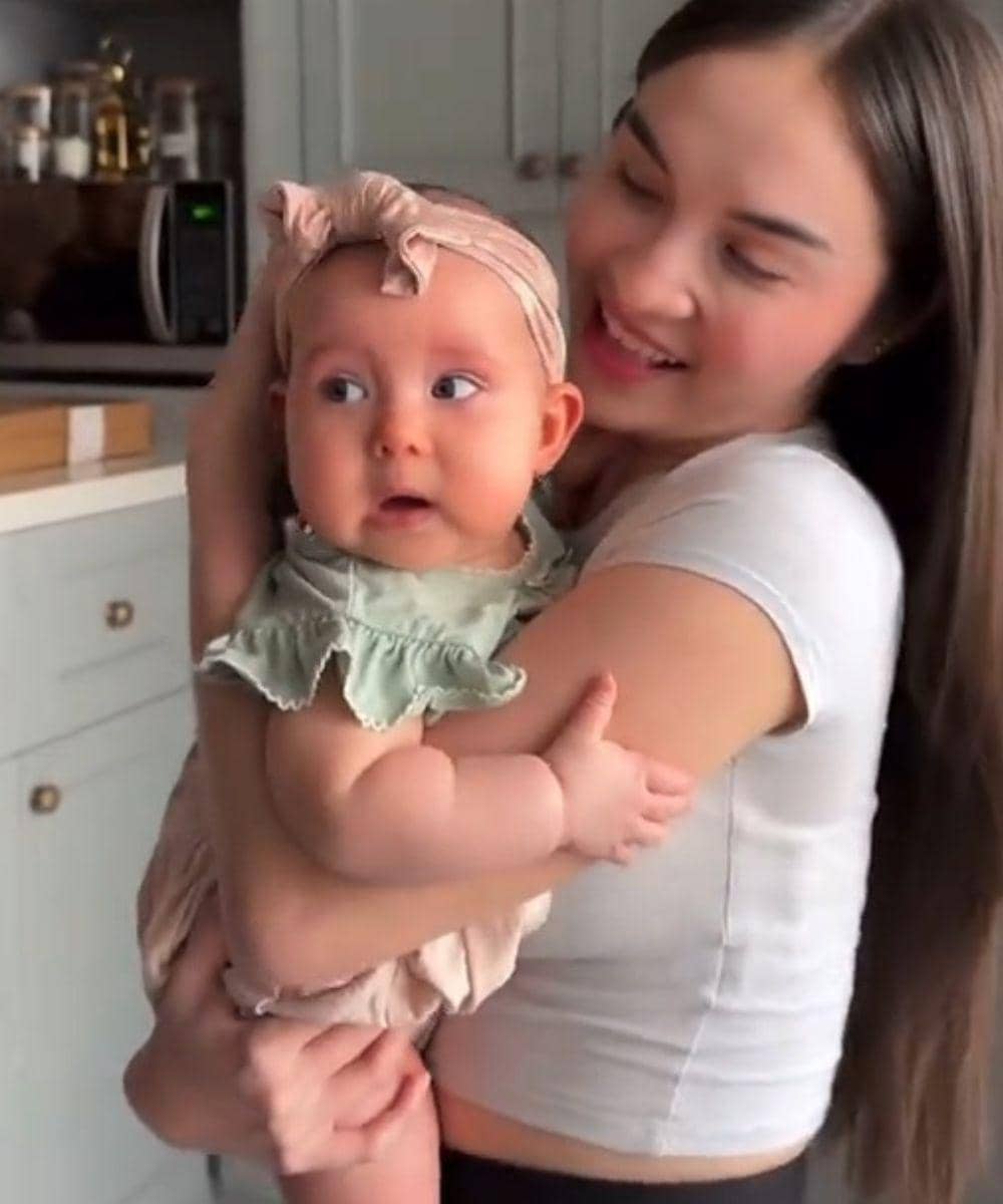 Elina menggendong Baby Kaia