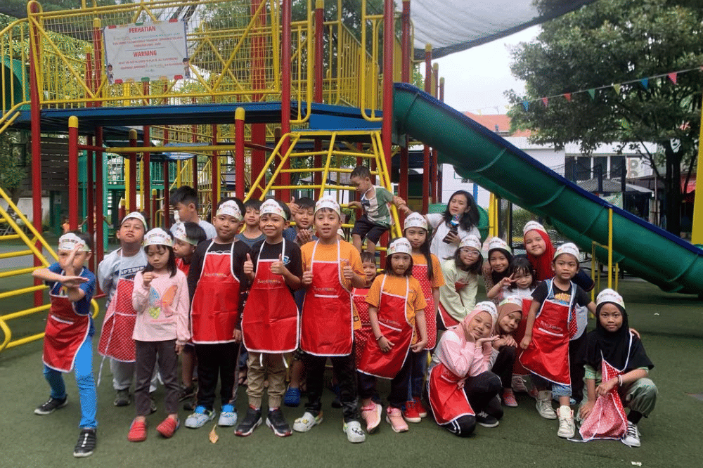 Anak anak menghabiskan waktu di playground