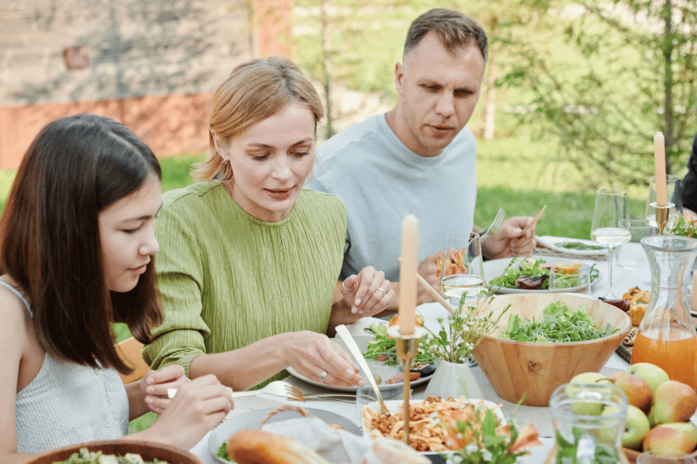 Mama, papa, dan sang anak makan bersama 