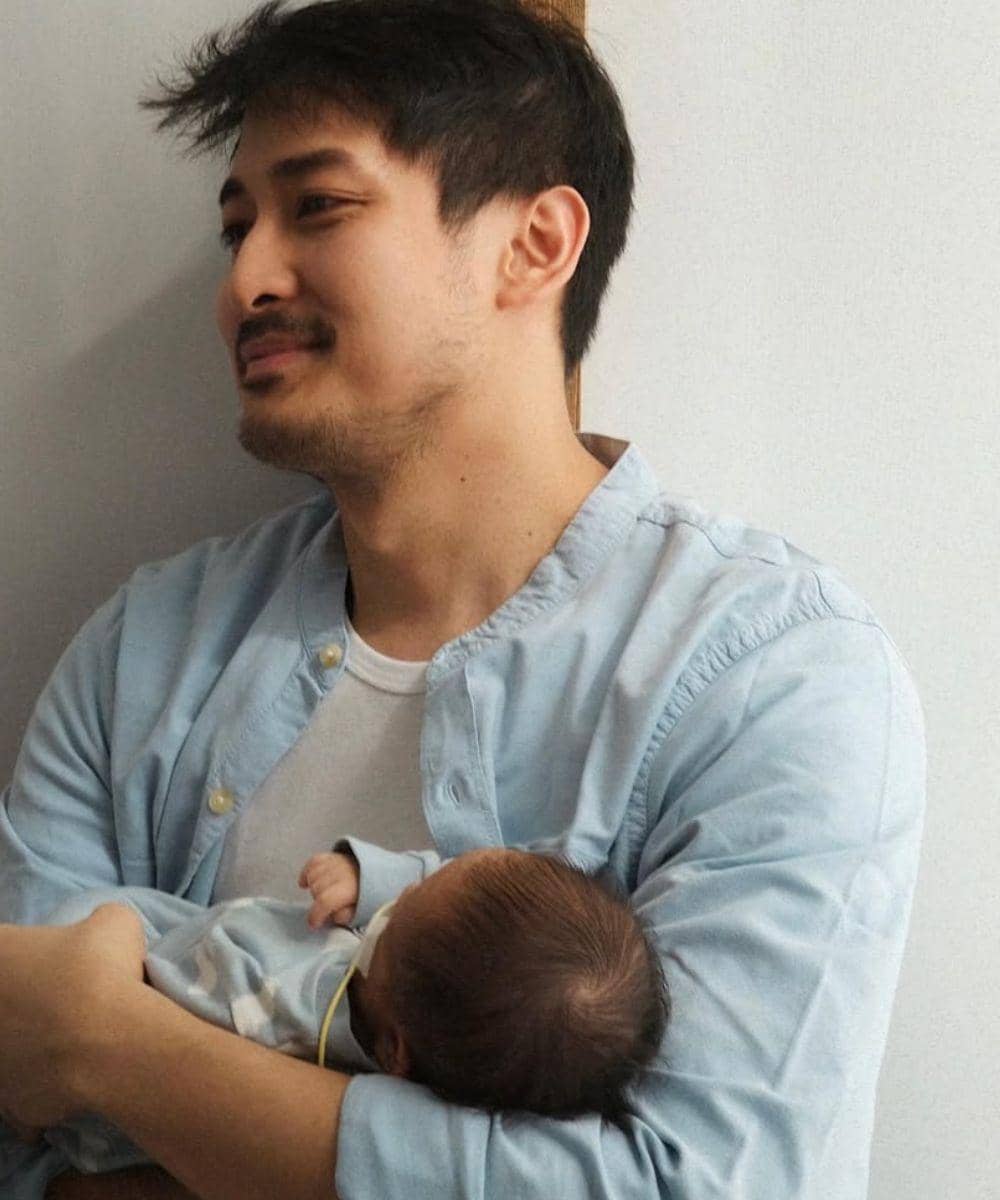 Baby Kian dalam gendongan Papa