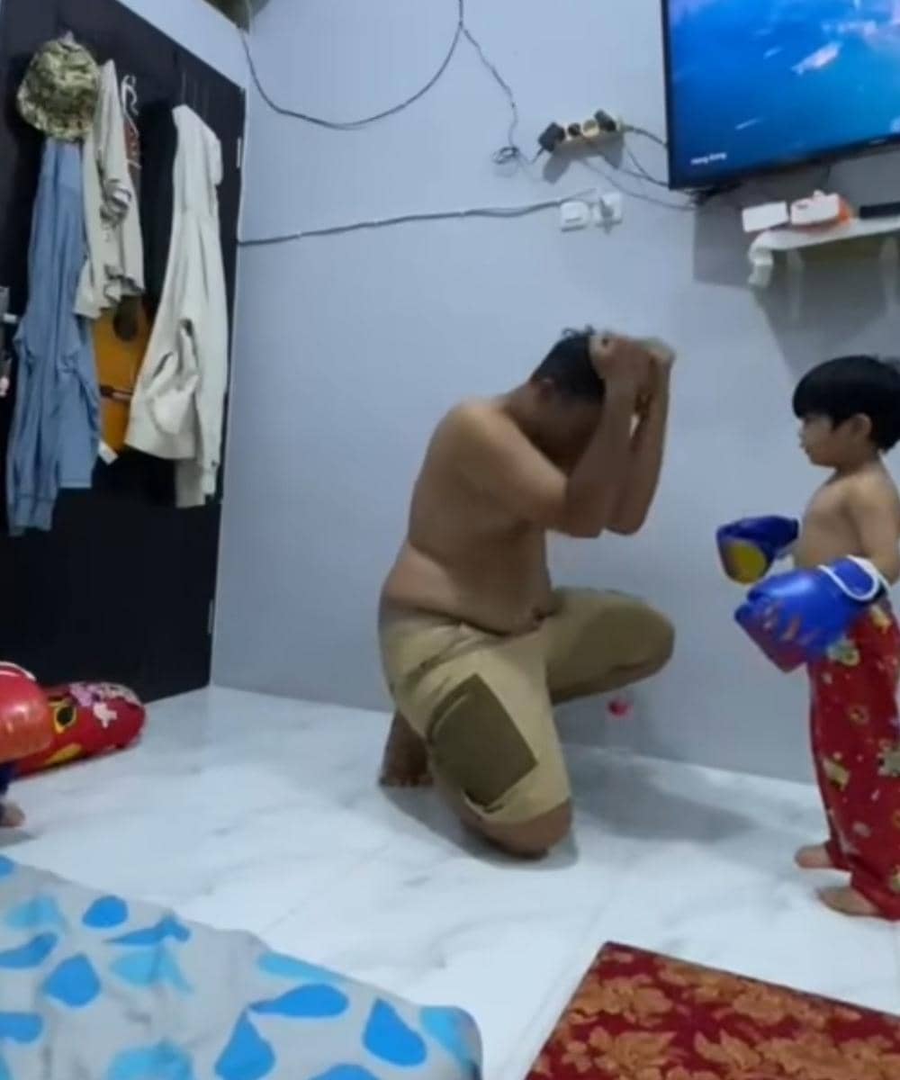 Sang Papa menengahi kedua anaknya yang sedang bertengkar menggunakan sarung tinju