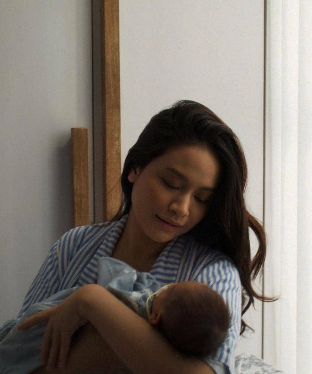 Baby Kian dalam gendongan Mama