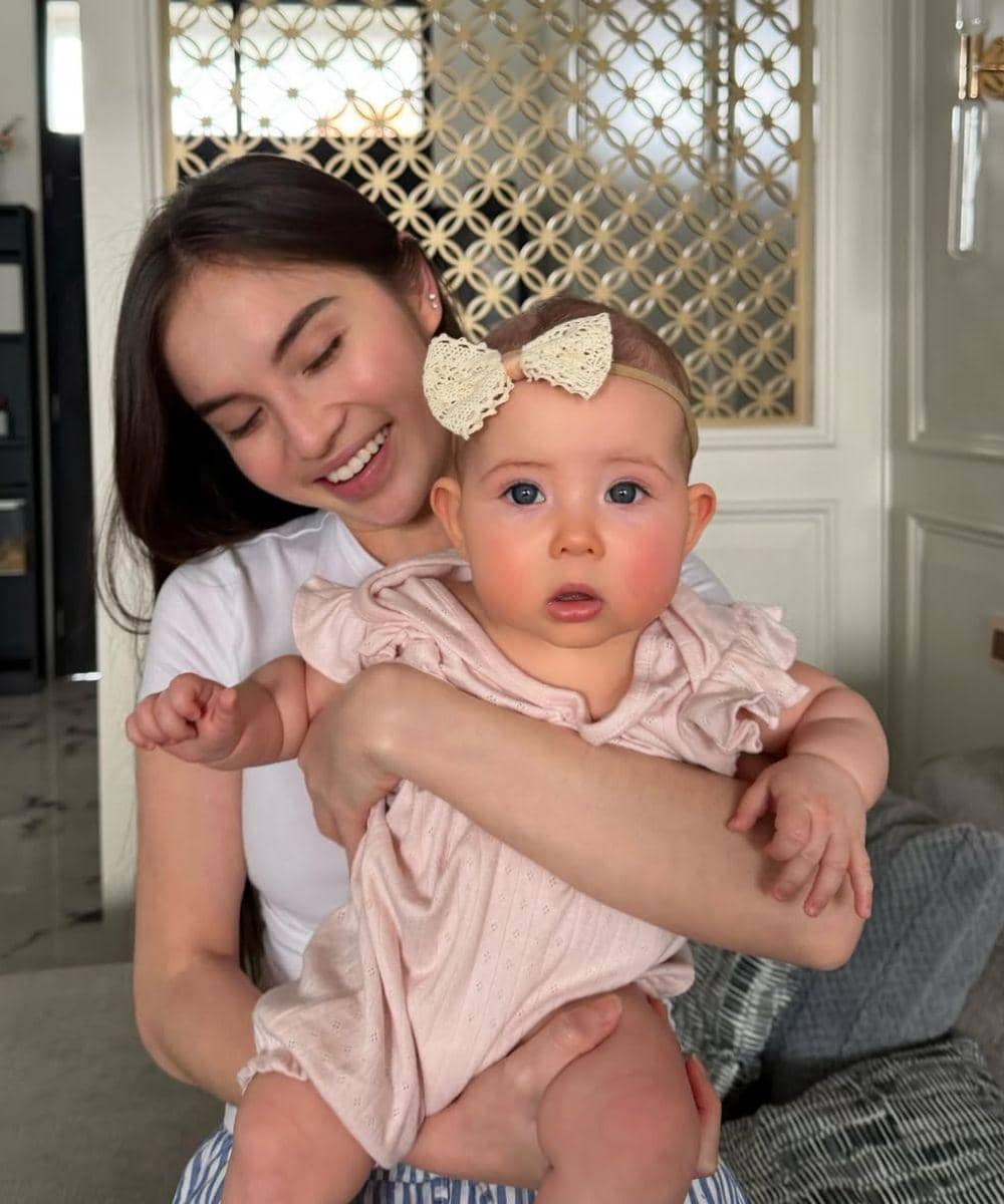 Elina gendong Baby Kaia
