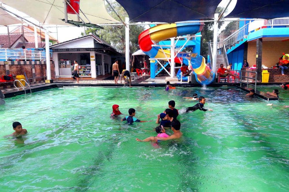 Kolam Renang Paragon Depok.jpg