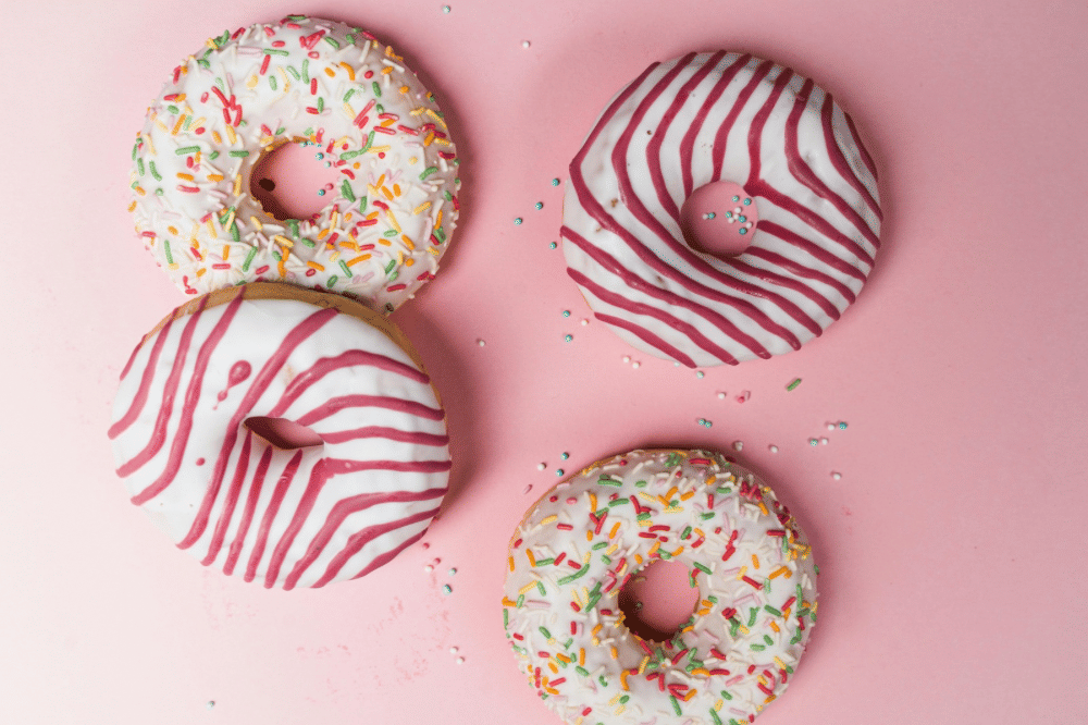 Empat donat dengan berbagi toppingg