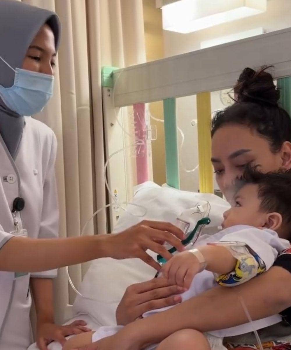  Erika menemani Baby Andrew selama perawatan