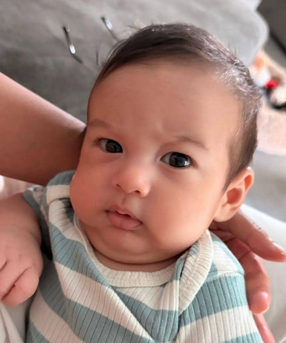 Thomas dengan alis terangkat