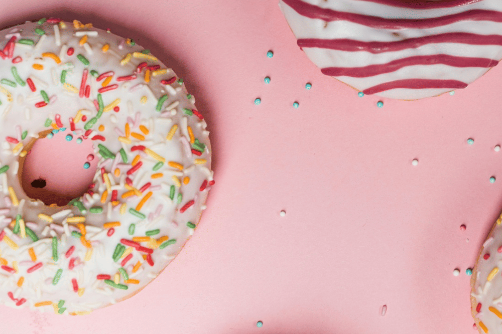 Dua donat dengan topping warna warni