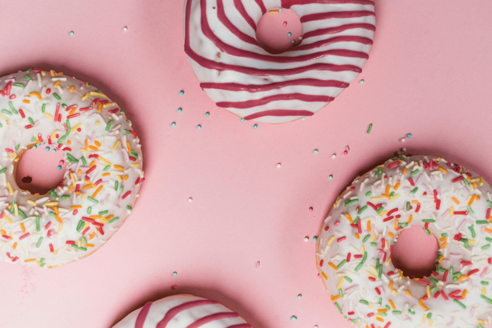 Empat donat dengan berbagi topping