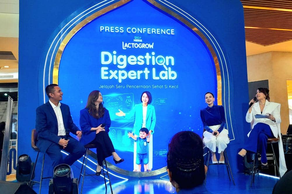 Sesi talkshow bersama dr. Miza Afrizal Azwir, Vera Gozali, Mrinalini Mankotia, dan Anggi Marito dalam acara LACTOGROW Digestion Expert Lab