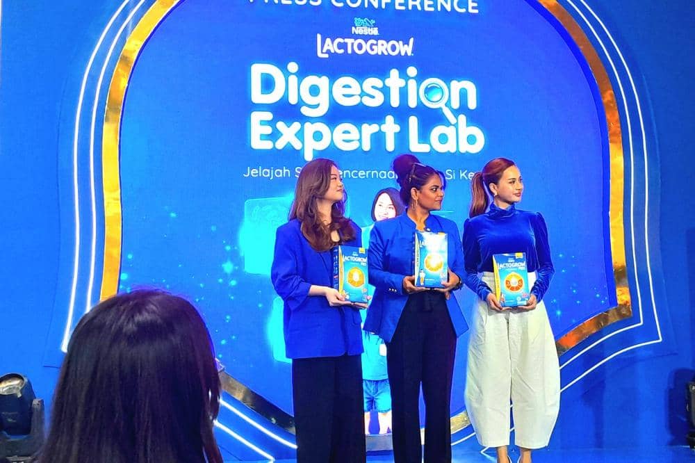 Vera Gozali, Mrinalini Mankotia, dan Anggi Marito dalam acara LACTOGROW Digestion Expert Lab