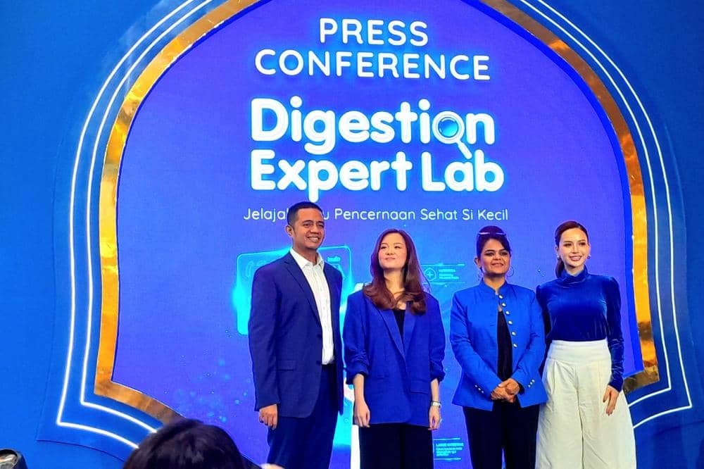 dr. Miza Afrizal Azwir, Vera Gozali, Mrinalini Mankotia, dan Anggi Marito dalam acara LACTOGROW Digestion Expert Lab