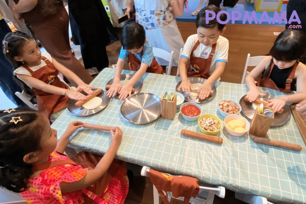 Anak anak sedang membuat pizza 