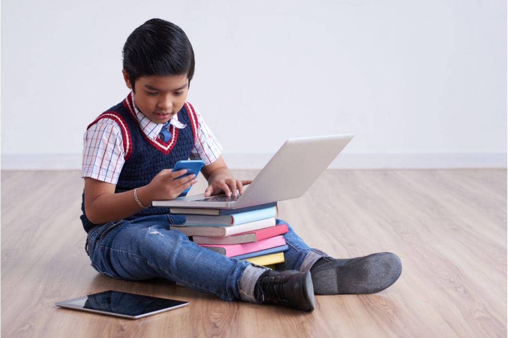 anak belajar dengan gadget