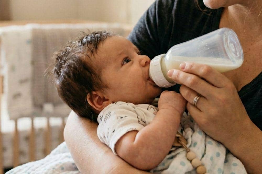 Ilustrasi bayi minum susu