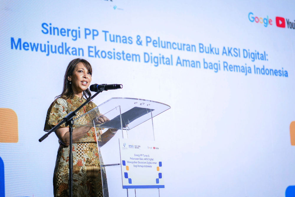 Perwakilan YouTube memberikan sambutan 