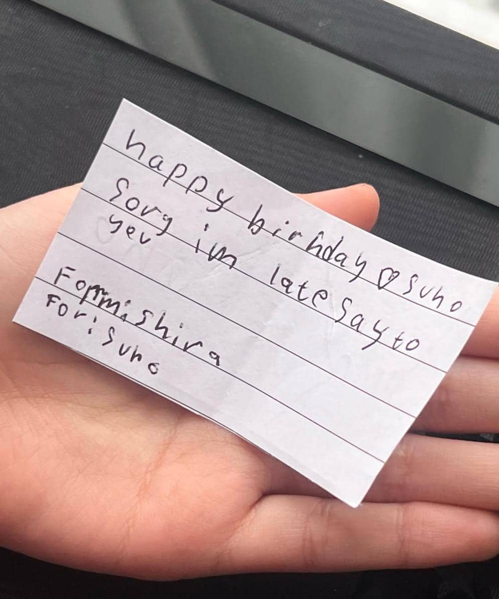 Shireen menuliskan surat dan memberikannya langsung ke Suho