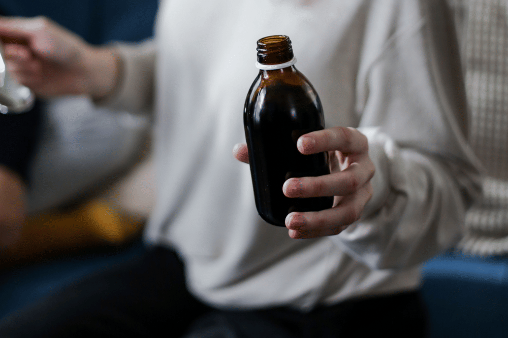 Mama sedang menuang obat untuk sang anak