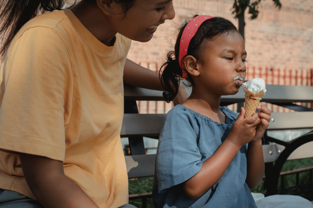 Seorang anak sedang makan ice cream