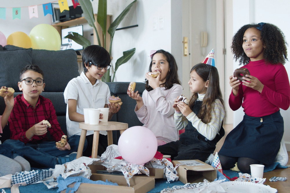 Anak-anak sedang makan donat bersama