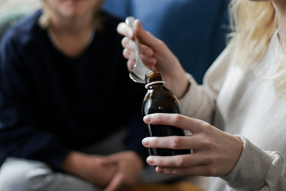 Mama sedang menuang obat untuk sang anak