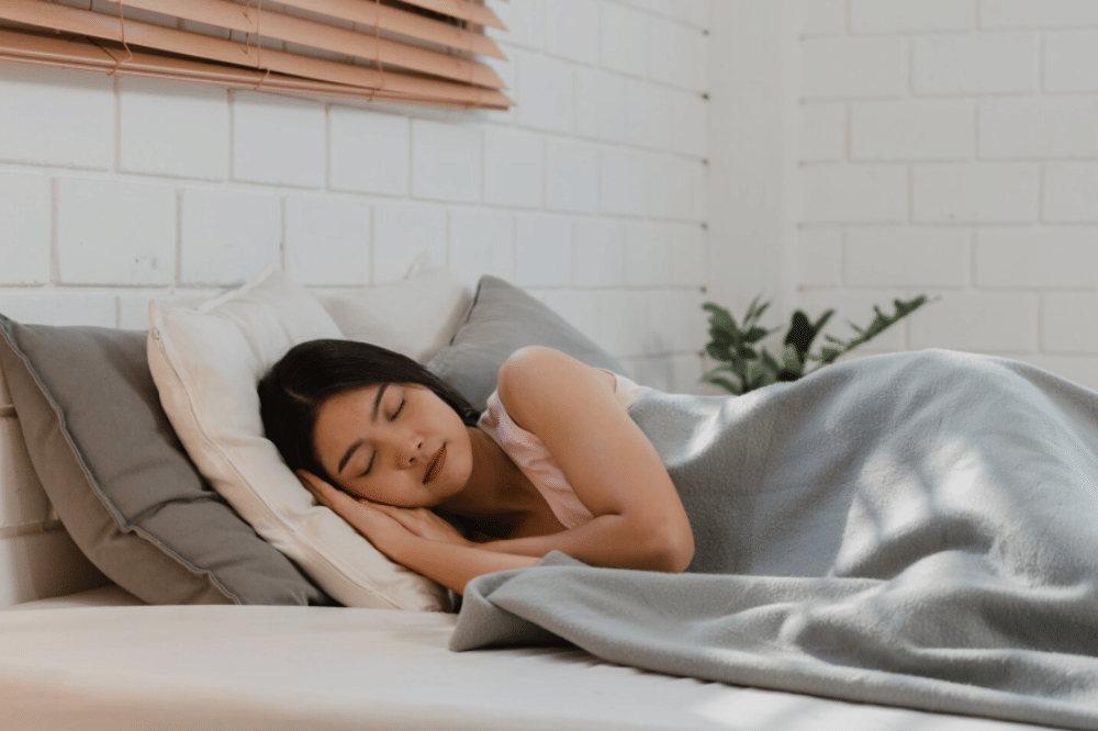 Seorang wanita tidur nyenyak di tempat tidur 