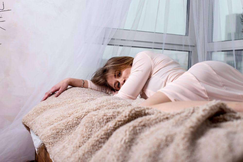 Kenapa Perempuan Tidak Boleh Tengkurap Terlalu Lama? Begini Dampaknya