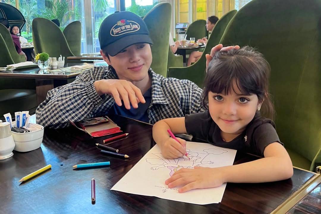 Suho menyapa hangat dan meluangkan waktu