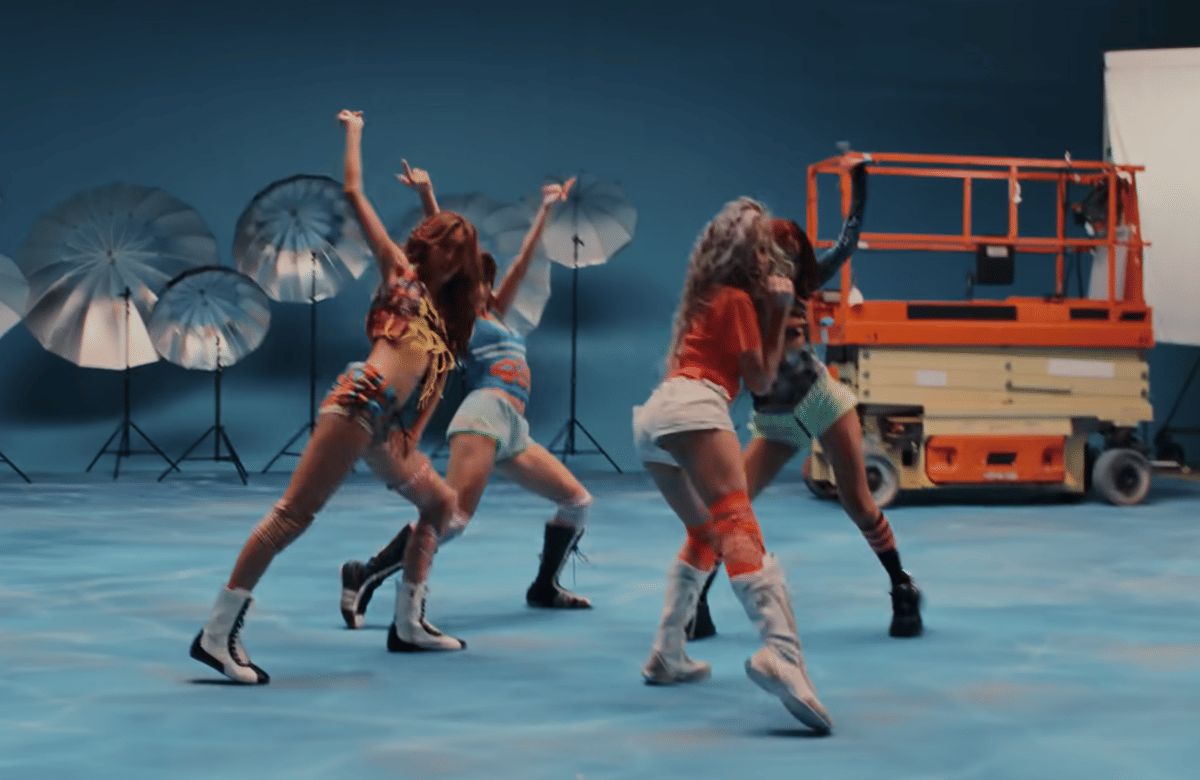 Lirik Lagu ‘Rollerblade’ no na