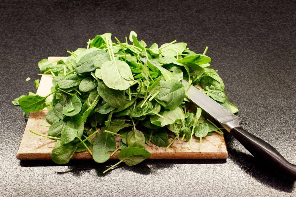 Sayur bayam sebagai superfood yang baik untuk perkembangan otak anak