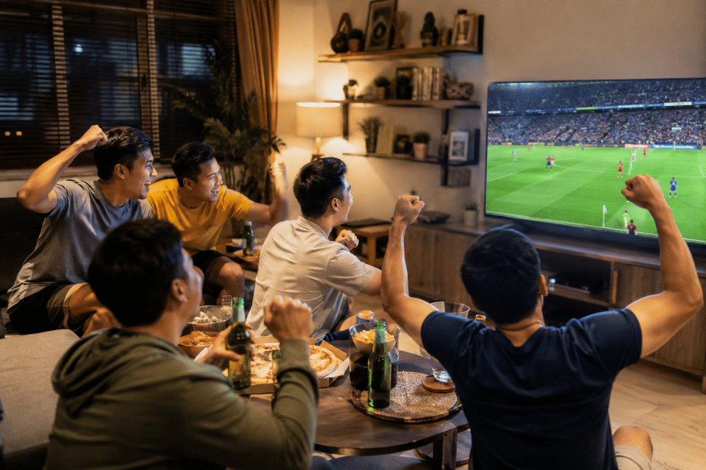 5 Cara Mengajak Teman Nobar Sepak Bola, Seru Bareng dan Makin Berkesan