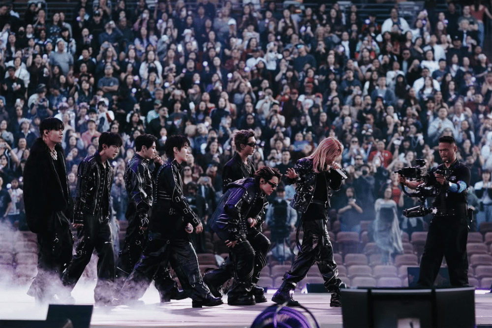 Para member BTS di atas panggung