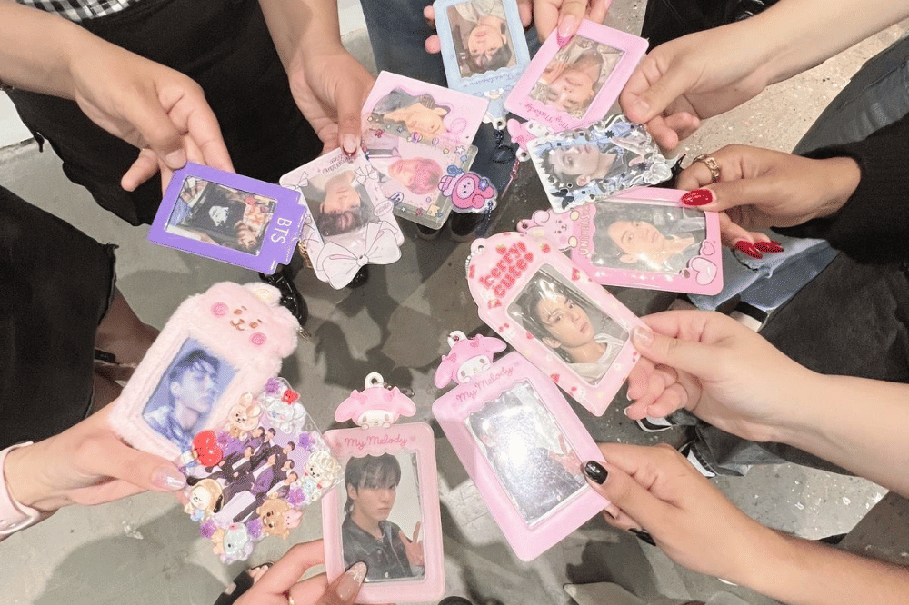Fans kpop memegang photocard